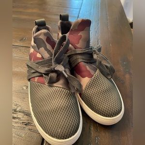 Steve Madden camo sneakers / size 8